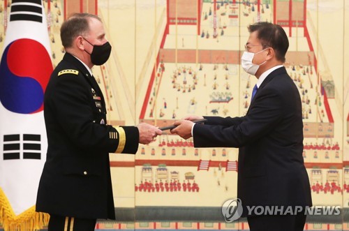 El comandante saliente de las USFK recibe una medalla por su servicio en Corea del Sur
