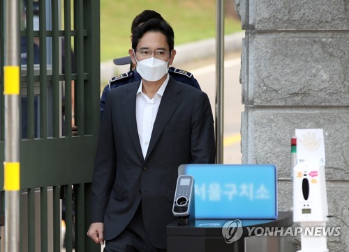 (AMPLIACIÓN) Moon: La decisión de poner en libertad condicional al heredero de Samsung fue tomada por el interés nacional