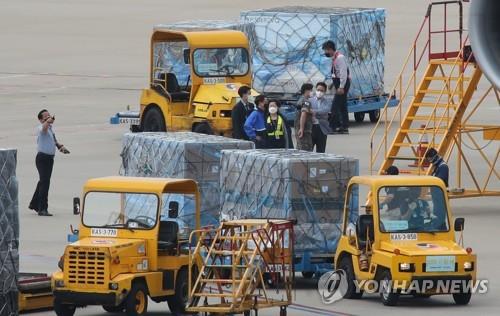 En esta foto de archivo se muestra, el 6 de septiembre de 2021, el cargamento de aproximadamente 2,5 millones de dosis de la vacuna contra el coronavirus producida por Moderna Inc. tras su llegada al Aeropuerto Internacional de Incheon, al oeste de Seúl.