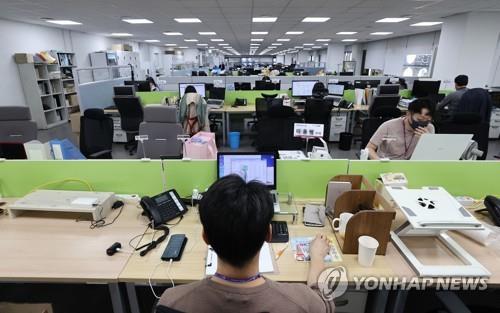 Los empleados de una agencia de viajes de Seúl regresan a trabajar, el 13 de octubre de 2021, a medida que las infecciones por COVID-19 muestran señales de desaceleración.
