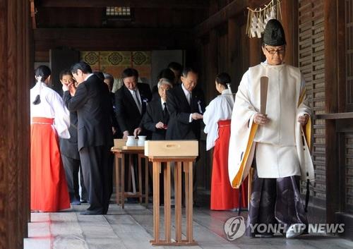 Corea del Sur expresa 'profundo pesar' por las ofrendas de Kishida al santuario de guerra