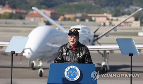 El presidente Moon Jae-in habla durante la ceremonia de apertura de la Exhibición Internacional del Aeroespacio y la Defensa (ADEX, según sus siglas en inglés), celebrada, el 20 de octubre de 2021, en la Base Aérea de Seúl en Seongnam, al sur de Seúl.