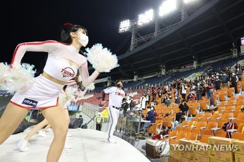 Los fanes de los LG Twins apoyan a su equipo de la Organización de Béisbol de Corea del Sur (KBO, según sus siglas en inglés), durante un partido de la temporada regular contra los Kiwoom Heroes, en el Estadio de Béisbol de Jamsil, en Seúl, el 19 de octubre de 2021, a medida que el Gobierno levantó su prohibición sobre la asistencia a los eventos deportivos en la región, a partir de esta semana, con la condición de que los espectadores hayan sido completamente vacunados.