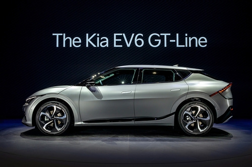 La foto, proporcionada por Kia Corp., muestra el modelo EV6 GT exhibido, el 19 de noviembre de 2021, en la 19ª Exhibición Internacional del Automóvil de Cantón, en China. (Prohibida su reventa y archivo)
