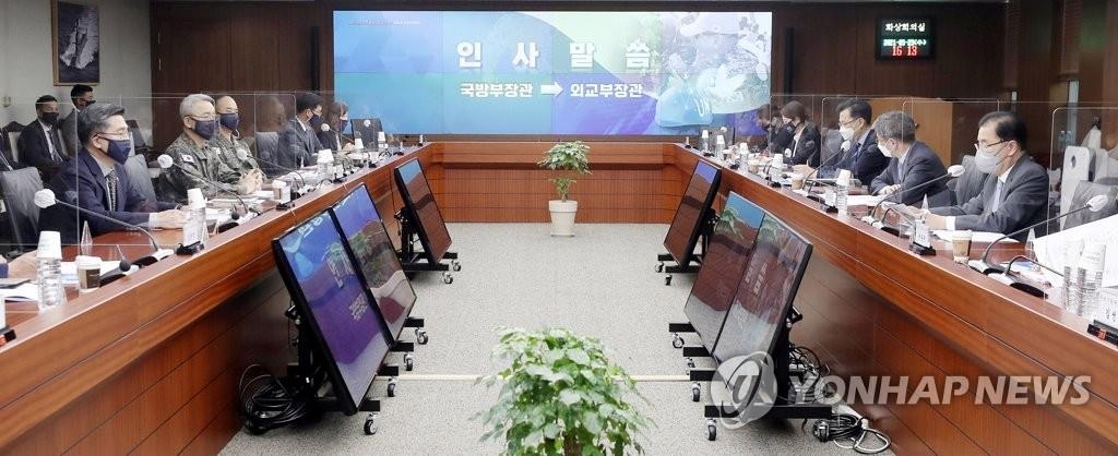 El ministro de Defensa surcoreano, Suh Wook (izda.), y el ministro de Asuntos Exteriores Chung Eui-yong (der.) asisten, el 29 de septiembre de 2021, a una reunión preparatoria para la conferencia a nivel ministerial de la ONU para las operaciones de mantenimiento de la paz, en el Ministerio de Defensa en Seúl, en esta foto proporcionada por el ministerio. (Prohibida su reventa y archivo) 