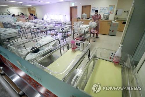 Esta foto de archivo muestra una unidad infantil relativamente vacía en un hospital de Seúl.