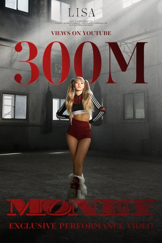 La imagen, proporcionada por YG Entertainment, muestra un póster que celebra que el vídeo de actuación exclusiva de "Money", de Lisa, superó los 300 millones de visualizaciones en YouTube. (Prohibida su reventa y archivo)