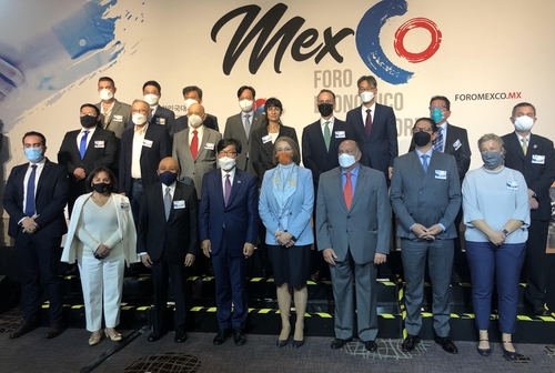 La foto muestra a los participantes posando para una foto grupal durante el Foro Económico México-Corea, organizado por la Embajada de Corea del Sur ante México, que se llevó a cabo el 6 de diciembre de 2021 (hora local), en Ciudad de México.