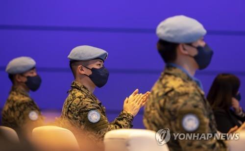Las fuerzas de mantenimiento de la paz con boinas azules aplauden durante la ceremonia de apertura de la Conferencia Ministerial sobre el Mantenimiento de la Paz de la ONU 2021, el 7 de diciembre de 2021, en Seúl.