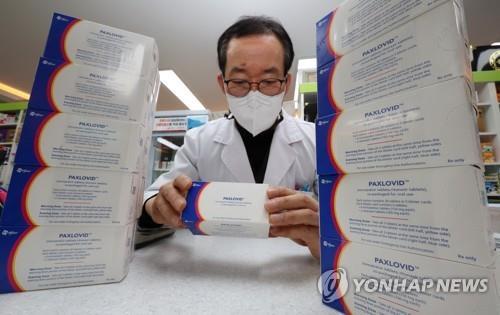 Un farmacéutico observa las pastillas antivirales contra el coronavirus Paxlovid de Pfizer Inc., el 14 de enero de 2022, en la ciudad administrativa de Sejong, al sur de Seúl.