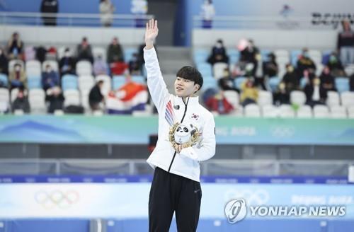 Moon felicita al patinador de velocidad Kim por ganar el bronce de los 1.500 metros masculinos en Pekín