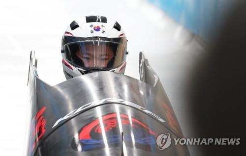 La piloto surcoreana Kim Yoo-ran inicia su carrera nº 3 de la competencia femenina de "monobob" de los JJ. OO. de Invierno de Pekín, el 14 de febrero de 2022, en el Centro Nacional de Deslizamiento de Yanqing, al noroeste de Pekín.