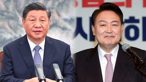 La imagen compuesta muestra al presidente electo surcoreano, Yoon Suk-yeol (dcha.), y el presidente chino, Xi Jinping. 
