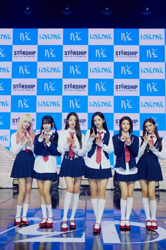 El grupo novato de música K-pop Ive posa ante la cámara, el 5 de abril de 2022, durante un evento para los medios por su nuevo lanzamiento, "Love Dive", en Seúl. (Foto cortesía de Starship Entetainment. Prohibida su reventa y archivo)