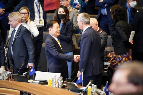 La imagen, proporcionada por el Ministerio de Asuntos Exteriores de Corea del Sur, muestra a su ministro, Chung Eui-yong (centro), estrechando la mano del secretario general de la Organización del Tratado del Atlántico Norte (OTAN), Jens Stoltenberg (dcha.), el 7 de abril de 2022 (hora local), durante una reunión de cancilleres de la OTAN en Bruselas, Bélgica. (Prohibida su reventa y archivo)