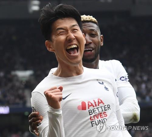 La foto de EPA muestra a Son Heung-min (izda.), del Totenham Hotspur, celebrando su gol contra el Leicester City, durante el partido de la EPL, celebrado, el 1 de mayo de 2022 (hora local), en el estadio Tottenham Hotspur, en Londres.