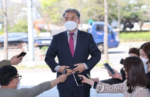 La foto de archivo, tomada el 11 de abril de 2022, muestra al nominado a ministro de Defensa, Lee Jong-sup, hablando ante los reporteros, frente a su oficina, en Seúl.