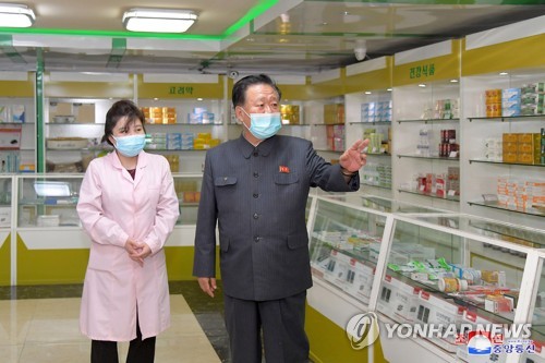 La foto sin fechar, publicada, el 17 de mayo de 2022, por la KCNA, muestra a Choe Ryong-hae (dcha.), presidente del comité permanente de la Asamblea Popular Suprema de Corea del Norte, inspeccionando una farmacia en Pyongyang, en medio del brote de COVID-19 en el país. (Uso exclusivo dentro de Corea del Sur. Prohibida su distribución parcial o total) 