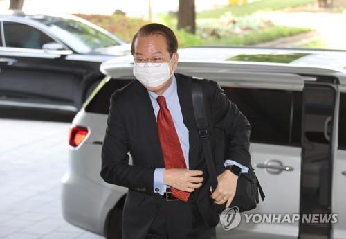 La foto de archivo, tomada el 16 de mayo de 2022, muestra al ministro de Unificación surcoreano, Kwon Young-se, llegando a su oficina en el complejo gubernamental de Seúl.