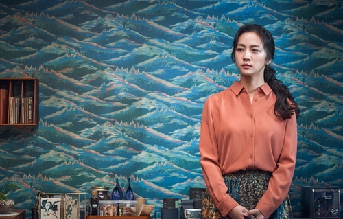 La imagen, proporcionada por CJ ENM, muestra a la actriz china Tang Wei, en una escena de la película surcoreana "Decision to Leave". (Prohibida su reventa y archivo)