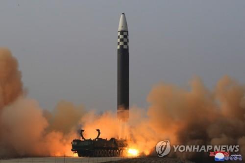 En esta fotografía, publicada por la KCNA, se muestra un misil balístico intercontinental (ICBM) Hwasong-17, siendo lanzado, el 24 de marzo de 2022, desde el Aeropuerto Internacional de Pyongyang. (Uso exclusivo dentro de Corea del Sur. Prohibida su distribución parcial o total)