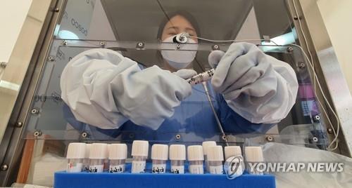 Una trabajadora sanitaria se prepara para realizar exámenes de coronavirus, el 19 de mayo de 2022, en una clínica provisional, en Seúl.