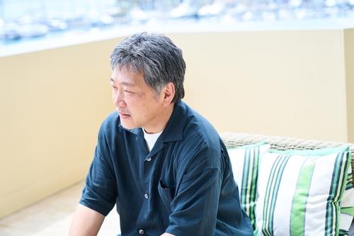 Esta foto proporcionada por CJ ENM muestra al cineasta japonés Hirokazu Kore-eda, quien escribió y dirigió "Broker". (Prohibida su reventa y archivo)