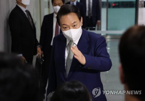 El presidente surcoreano, Yoon Suk-yeol, responde a las preguntas de los periodistas, el 30 de mayo de 2022, tras llegar a la oficina presidencial, en Seúl. (Foto del cuerpo de prensa. Prohibida su reventa y archivo)
