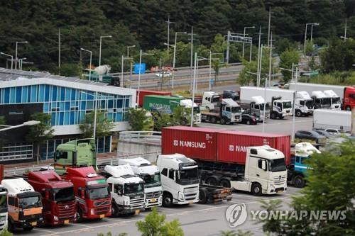 Los camiones se encuentran estacionados en un estacionamiento de Busan, el 7 de junio de 2022, a medida que los camioneros de carga realizan una huelga general.