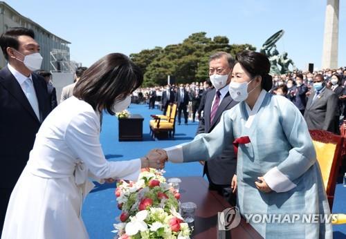 La primera dama se reúne con la esposa del expresidente Moon en Seúl