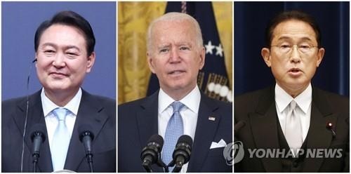 En la imagen compilada se muestra (de izda. a dcha.) al presidente surcoreano, Yoon Suk-yeol, el presidente de EE. UU., Joe Biden, y el primer ministro japonés, Fumio Kishida.