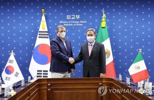 El ministro de Asuntos Exteriores de Corea del Sur, Park Jin (dcha.), posa para una fotografía con su homólogo mexicano, Marcelo Luis Ebrard Casaubón, antes de sostener una reunión bilateral, el 4 de julio de 2022, en la Cancillería, en Seúl.