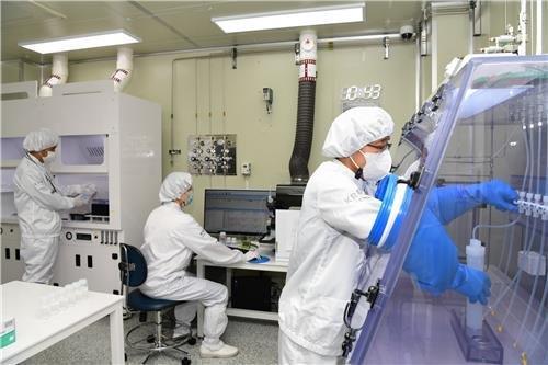 La foto de archivo, proporcionada, el 22 de septiembre de 2020, por el Instituto Surcoreano de Investigación de Estándares y Ciencia, muestra a los investigadores realizando una evaluación de calidad de fluoruro de hidrógeno. (Prohibida su reventa y archivo)