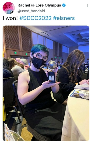 La imagen, capturada de Twitter, muestra a Rachel Smythe sosteniendo el trofeo del premio Eisner al mejor cómic digital. (Prohibida su reventa y archivo) 
