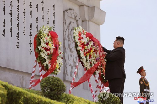El líder norcoreano dice que los lazos 'sellados con sangre' con China se desarrollarán durante generaciones