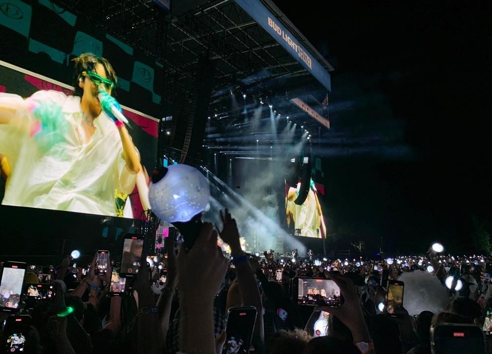 La foto, tomada el 31 de julio de 2022 (hora local), muestra a J-Hope (en la pantalla), miembro del grupo masculino de K-pop BTS, realizando una actuación en el festival de música estadounidense Lollapalooza 2022, en Grant Park, en Chicago, EE. UU. J-Hope es el primer cantante del K-pop que participa como artista principal en la historia del evento. 