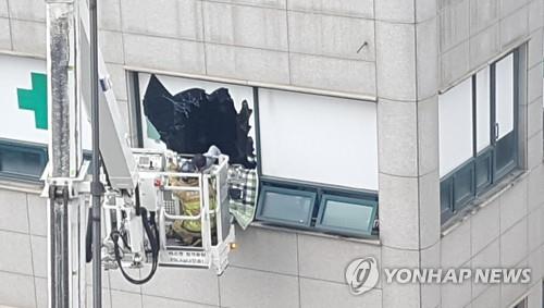 En la imagen, proporcionada por un lector, se muestran las operaciones de rescate en un hospital de Icheon, el 5 de agosto de 2022, donde un incendio dejó un saldo de 5 muertos. (Prohibida su reventa y archivo)