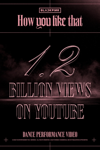 La imagen, proporcionada, el 12 de agosto de 2022, por YG Entertainment, muestra un póster que celebra los 1.200 millones de visualizaciones que el vídeo de la coreografía de "How You Like That" del grupo femenino de K-pop BLACKPINK registró en YouTube. (Prohibida su reventa y archivo)