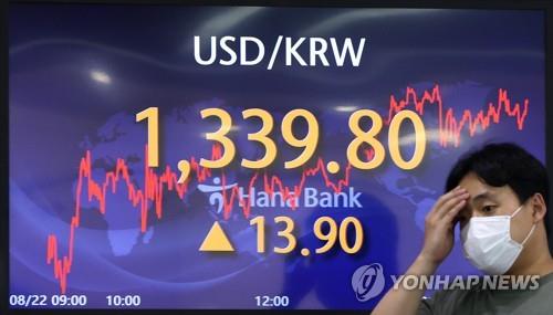 La foto, tomada el 22 de agosto de 2022, muestra los movimientos del tipo de cambio en una sala de situaciones en el banco Hana Bank, en Seúl. 