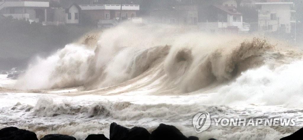 La foto, tomada el 5 de septiembre de 2022, muestra unas altas olas en la costa de Seogwipo, en la isla vacacional de Jeju, en el sur de Corea del Sur, a medida que el tifón Hinnamnor se acerca al país. 