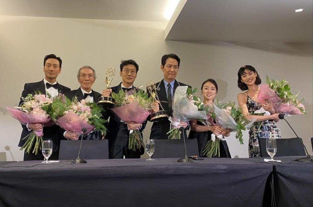 Los creadores y actores de "Squid Game" posan durante una conferencia de prensa, luego de que el director Hwang Dong-hyuk (tercero por la izda.) ganara el premio a la mejor dirección en una serie dramática y el actor Lee Jung-jae (tercero por la decha.) recibiera el premio al mejor actor principal en una serie dramática durante la 74ª entrega de los premios Emmy, celebrada, el 12 de septiembre de 2022 (hora local), en Los Ángeles, EE. UU. De izda. a dcha. figuran los actores Park Hae-soo y O Young-soo, Hwang, Lee, la productora Kim Ji-yeon y la actriz Jung Ho-yeon.