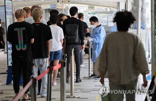 La foto, tomada el 15 de septiembre de 2022, muestra a los ciudadanos esperando en fila para someterse a las pruebas del COVID-19, en una clínica provisional, en Seúl.
