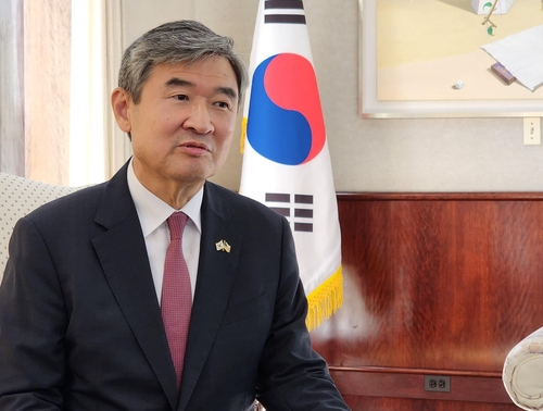 El embajador de Corea del Sur ante Estados Unidos, Cho Tae-yong, habla durante una entrevista con la Agencia de Noticias Yonhap, el 14 de septiembre de 2022 (hora local), en su oficina, en Washington.