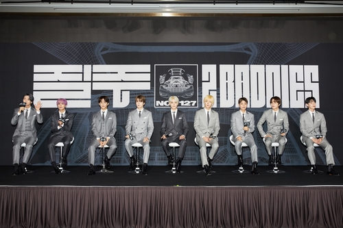 El grupo de música K-pop NCT 127 habla durante una conferencia de prensa, celebrada, el 16 de septiembre de 2022, en un hotel de Seúl, para promocionar su cuarto álbum de larga duración, "2 Baddies". (Foto cortesía de SM Entertainment. Prohibida su reventa y archivo)