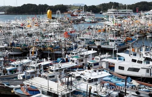 Varios barcos pesqueros se encuentran atracados en un puerto de la ciudad de Yeosu, el 18 de septiembre de 2022, ya que se pronosticó que la costa sudoriental de Corea del Sur estaría bajo la influencia del tifón Nanmadol.