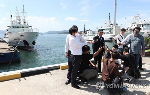 Lee Rae-jin, el hermano mayor de un funcionario de pesca del Gobierno surcoreano asesinado por Corea del Norte en 2020, habla con los periodistas frente a un muelle, en la ciudad de Mokpo, el 22 de septuembre de 2022, tras la ceremonia funeraria tardía llevada a cabo para el funcionario fallecido.