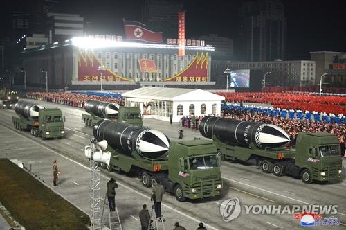 La foto, desvelada, el 15 de enero de 2021, por la Agencia Central de Noticias de Corea del Norte (KCNA, según sus siglas en inglés), muestra un nuevo tipo de misil balístico de lanzamiento submarino (SLBM), durante un desfile militar llevado a cabo, el día anterior, en la plaza de Kim Il-sung, en Pyongyang, para celebrar el octavo congreso del gobernante Partido de los Trabajadores (WPK), concluido recientemente. (Uso exclusivo dentro de Corea del Sur. Prohibida su distribución parcial o total) 