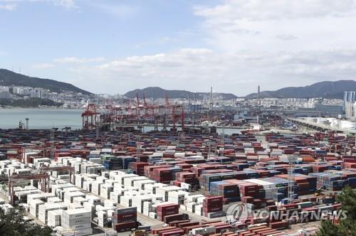 La foto de archivo, tomada el 21 de septiembre de 2022, muestra un montón de contenedores en un puerto en la ciudad suroriental surcoreana de Busan.