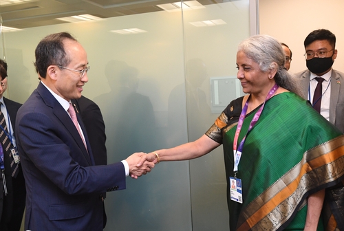 La foto, proporcionada por el Ministerio de Economía y Finanzas de Corea del Sur, muestra a su ministro, Choo Kyung-ho (izda.), estrechando la mano de su homóloga de la India, Nirmala Sitharaman, el 12 de octubre de 2022 (hora local), en Washington, EE. UU. (Prohibida su reventa y archivo)
