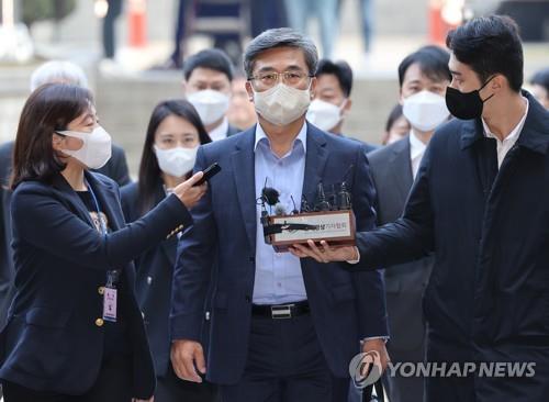 El exministro de Defensa Suh Wook llega, el 21 de octubre de 2022, al Tribunal del Distrito Central de Seúl.